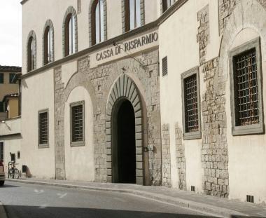 La sede della banca Cariprato  