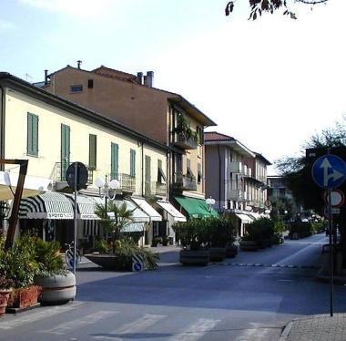 <b>DESERTA.</b> Via Mazzini nel tratto che i commercianti vorrebbero fosse riaperto al traffico  
