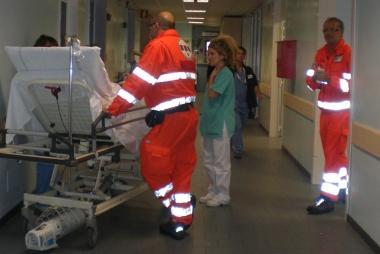 Un paziente in attesa di essere visitato e il primario Marco Rossi (Vip)      