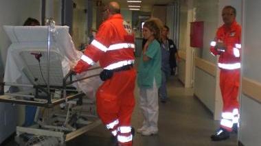 Un paziente in attesa di essere visitato e il primario Marco Rossi (Vip)