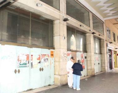 Il degrado sotto i portici di via Grande raggiunge il suo apici nel tratto dellex cinema Gran Guardia 
