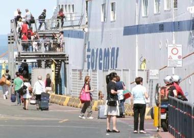 A sinistra Angelo Roma, sopra una nave Toremar 