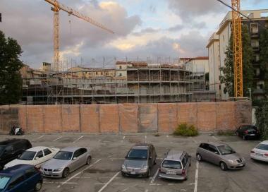 A sinistra lo stato di avanzamento dei lavori del parcheggio ex Odeon che dovrebbe aprire nella prossima primavera A destra il traffico e la sosta di auto e scooter sugli scali dAzeglio 