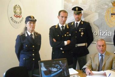 I fucili sequestrati e la conferenza stampa in questura 