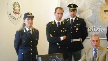 I fucili sequestrati e la conferenza stampa in questura