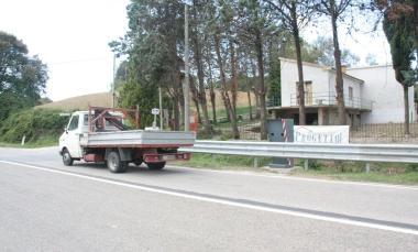Sopra lassessore Menicagli e nelle altre foto alcuni particolari degli autovelox posizionati su via delle Sorgenti          