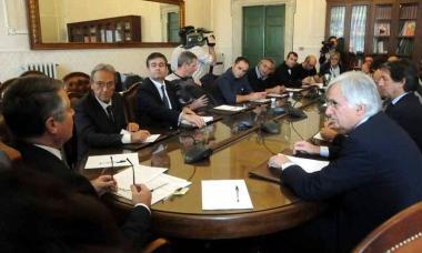 <b>LAVORATORI IN LOTTA.</b> Il tavolo in Prefettura ieri mattina e gli operai allinterno dellazienda dopo averla occupata  