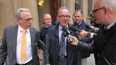 Torello Lotti esce dal tribunale con l’avvocato Giuliani Sotto l’altro legale, Bagattini