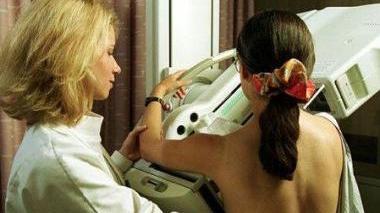 Una donna viene sottoposta a una mammografia
