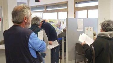 <b>SPORTELLI. </b>Gente in fila agli uffici della Viareggio Patrimonio