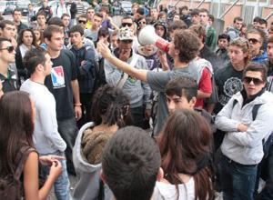 Gli studenti assediano la Provincia