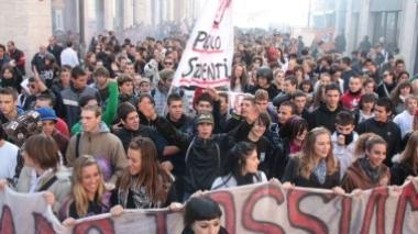In strada la rabbia degli studenti, maxi-corteo in centro
