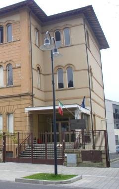 Uno degli ingressi dellistituto Checchi 
