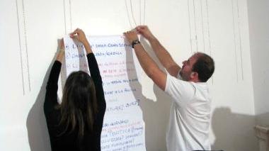 Viene appeso un cartellone che contiene i concetti espressi nel dibattito