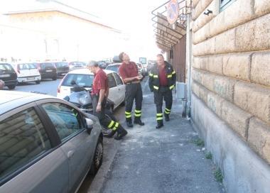 Pioggia di calcinacci dal cornicione