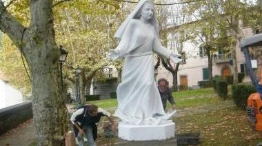La posa della statua dedicata a suor Anna Maria Adorni