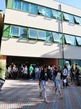 Il liceo Fermi di via Napoli 