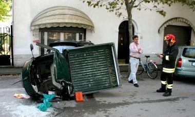 L’Ape che si è ribaltato ieri mattina sul viale Italia a Vada