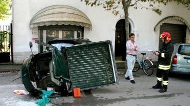 L’Ape che si è ribaltato ieri mattina sul viale Italia a Vada