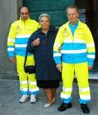 Raffaella Cavaliere con due volontari della Misericordia