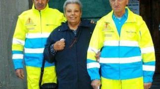 Raffaella Cavaliere con due volontari della Misericordia