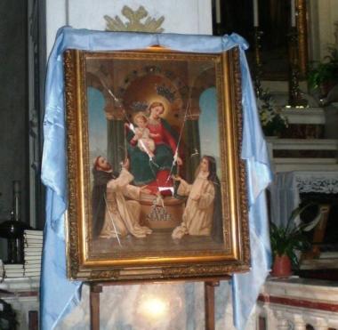 Il quadro della Madonna del Rosario sfregiato dai vandali 