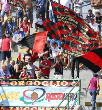 Il tifo rossonero in gradinata 