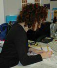 <b>AL LAVORO.</b> Una giovane precaria  