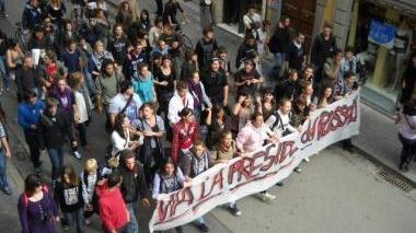 Il corteo degli studenti dell’istituto Russoli