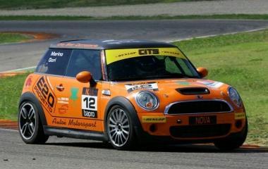 La Mini Cooper S di Autoè vola nel Turismo di Serie