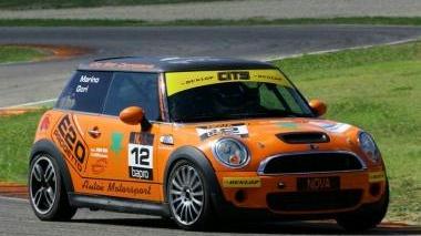 La Mini Cooper S di Autoè vola nel Turismo di Serie