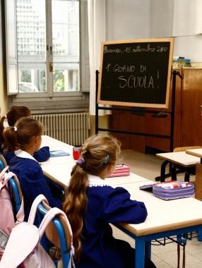Bambini in unaula scolastica    
