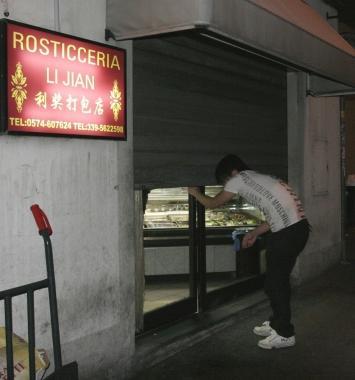 Da un mese a Chinatown si chiude a mezzanotte  
