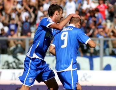 Salvatore Lillo Foti e Claudio Coralli celebrano insieme il gol segnato dal centravanti alla Triestina 