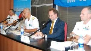 L’ammiraglio Rosati (terzo da destra) durante la presentazione a Genova del Tan 2011