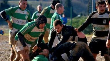 I giocatori dellElba Rugby durante una mischia e Giacchetto con la palla     