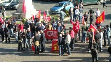 Due immagini dei lavoratori in piazza Boccaccio