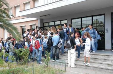 Studenti allingresso della media Pascoli 