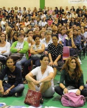 <b>PROTESTA.</b> Insegnanti della provincia allassemblea generale a Capannori del 15 settembre In alto a destra, uno scorcio della scuola del Pollino 