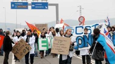 I dipendenti della Cst Net durante la manifestazione sulla 398 la scorsa estate