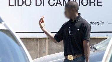 Un ambulante nel parcheggio dell’ospedale Versilia I finiani raccolgono firme per mandarli tutti via
