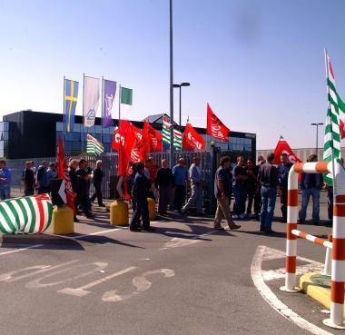 Il presidio dei lavoratori davanti alla Sca (Vip) 