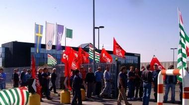 Il presidio dei lavoratori davanti alla Sca (Vip)