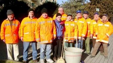 Foto di gruppo per alcuni volontari dell’Auser di Certaldo che domani festeggia 18 anni