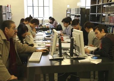 Studenti in biblioteca 