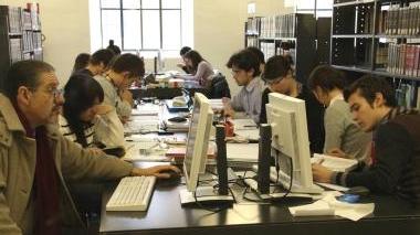 Studenti in biblioteca
