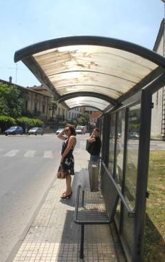 Passeggeri in attesa ad una fermata del Copit   