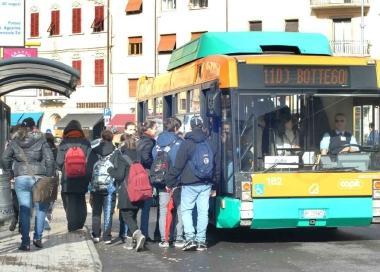 Studenti in attesa di salire su un autobus