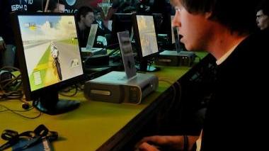 Ragazzi giocano al computer