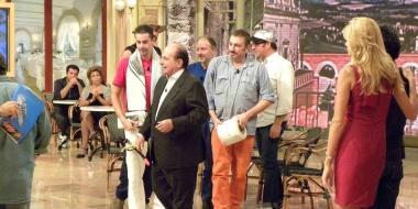 Sopra alcuni operai-attori della Radicifil nello studio con Magalli a destra, il gruppo pistoiese davanti alla sede della Rai 